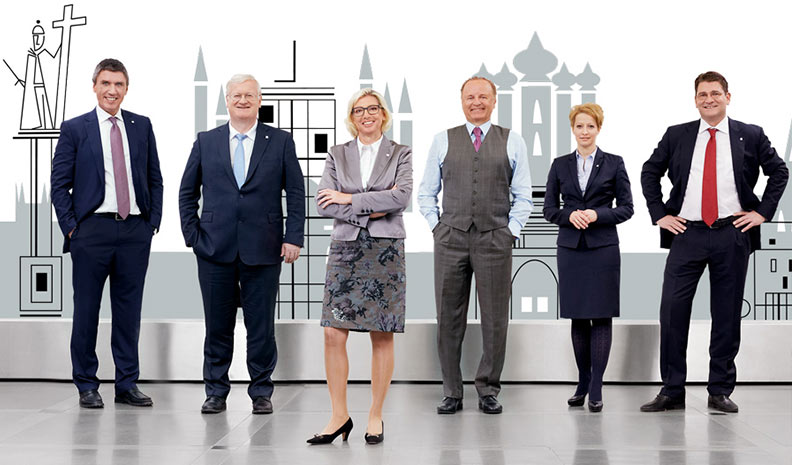 Das Vorstandsteam der VIG: Roland Gröll, Martin Simhandl, Elisabeth Stadler, Franz Fuchs, Judit Havasi, Peter Höfinger (v.l.n.r.) (Foto, © Ian Ehm; Illustration, © Frank Maier) Das Vorstandsteam der VIG: Roland Gröll, Martin Simhandl, Elisabeth Stadler, Franz Fuchs, Judit Havasi, Peter Höfinger (v.l.n.r.) (Foto, © Ian Ehm; Illustration, © Frank Maier)