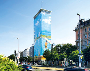 Verhüllung des Wiener Ringturms mit dem Motiv „Sommerfreuden“ von Tanja Deman (Foto, © Wiener Städtische Versicherungsverein/Robert Newald) Verhüllung des Wiener Ringturms mit dem Motiv „Sommerfreuden“ von Tanja Deman (Foto, © Wiener Städtische Versicherungsverein/Robert Newald)