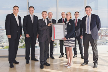 Frau GD Prof. Stadler nimmt die Auszeichnung entgegen (Foto, © Sebastian Philipp) Frau GD Prof. Stadler nimmt die Auszeichnung entgegen (Foto, © Sebastian Philipp)