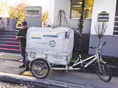Altpapierabholung mittels Lastentransportrad (Foto, © Omniasig) Altpapierabholung mittels Lastentransportrad (Foto, © Omniasig)