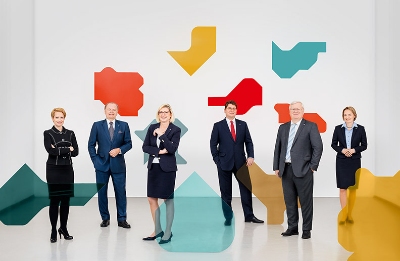 Der Vorstand der VIG: Judit Havasi, Franz Fuchs, CEO Elisabeth Stadler, Peter Höfinger, Martin Simhandl und Liane Hirner (v. l. n. r.) (Foto, © Ian Ehm) Der Vorstand der VIG: Judit Havasi, Franz Fuchs, CEO Elisabeth Stadler, Peter Höfinger, Martin Simhandl und Liane Hirner (v. l. n. r.) (Foto, © Ian Ehm)